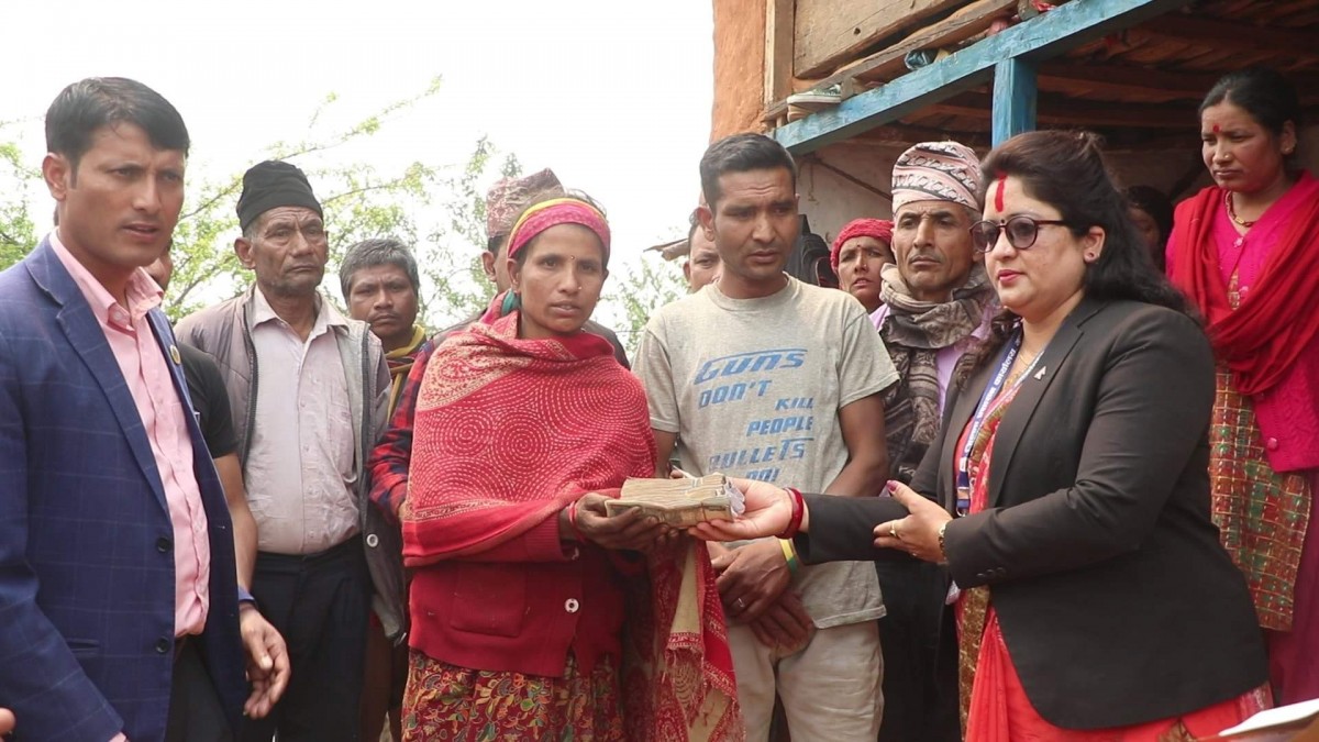 आगलागीबाट ज्यान गुमाएकी संगिताको परिवारलाई २ लाख ४० हजार आर्थिक सहयोग