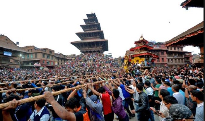 बिस्का: जात्रा - भैरवको रथ तान्ने क्रममा ढुंगा हानाहान हुँदा १९ घाईते