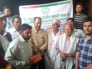 आगलागी पिडितलाई उज्ज्वल बहुउद्देश्यीय  सहकारीद्वारा आर्थिक सहयाेग