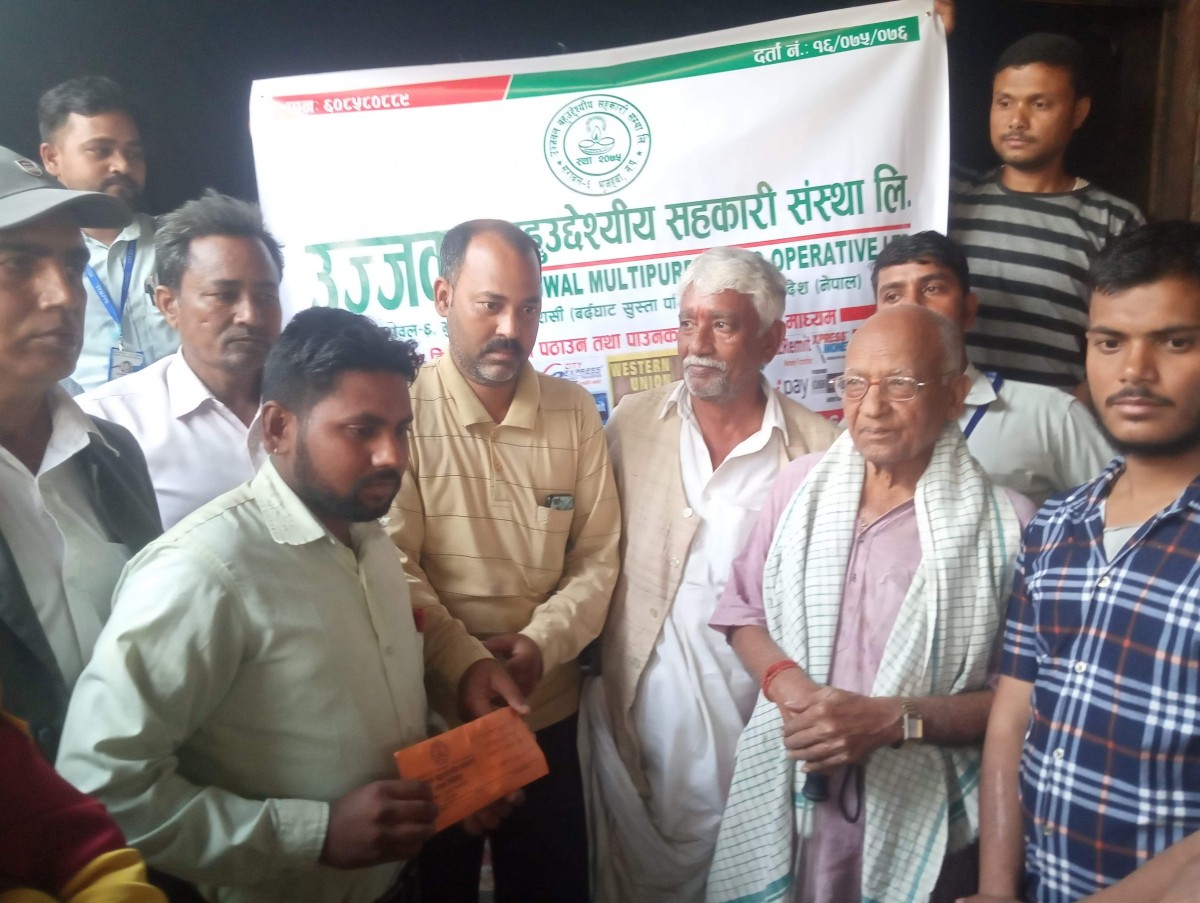 आगलागी पिडितलाई उज्ज्वल बहुउद्देश्यीय  सहकारीद्वारा आर्थिक सहयाेग