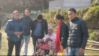 दुबै खुट्टा गुमाएका आईतरामलाई युवा क्लबद्वारा रकम हस्तान्तरण 