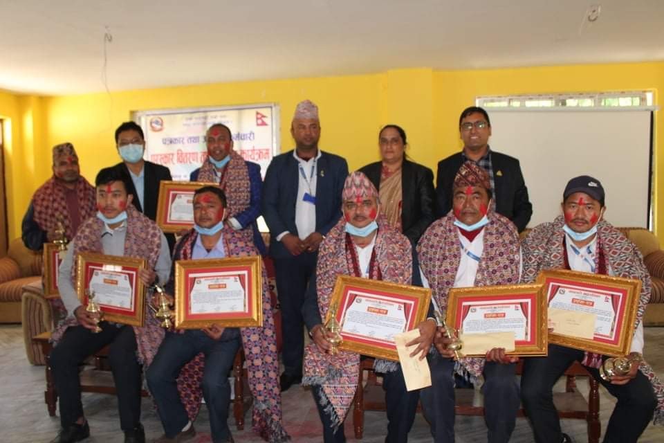 वीपी कोइराला पत्रकारिता पुरस्कारबाट पत्रकार र कर्मचारी सम्मानित