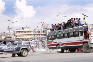 बसपार्क बिहानैदेखि घर फर्किनेहरूले खचाखच ,एकैदिन ५ लाखले छाडे काठमाडौं