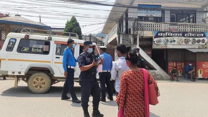 गुल्मीमा मास्क नलगाउने ४५ जना १५ मिनेट प्रहरीको नियन्त्रणमा