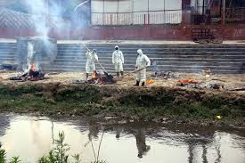 मृतकको संख्या बढेपछि शवदाह गृहमा अटेनन् शव, बाग्मती किनारमै जलाइयो