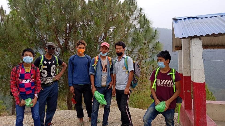 मजदुरले ट्र्याक्टर पनि पाएनन् , रोल्पादेखि अर्घाखाँचीसम्म चाउचाउकै भरमा पैदल यात्रा