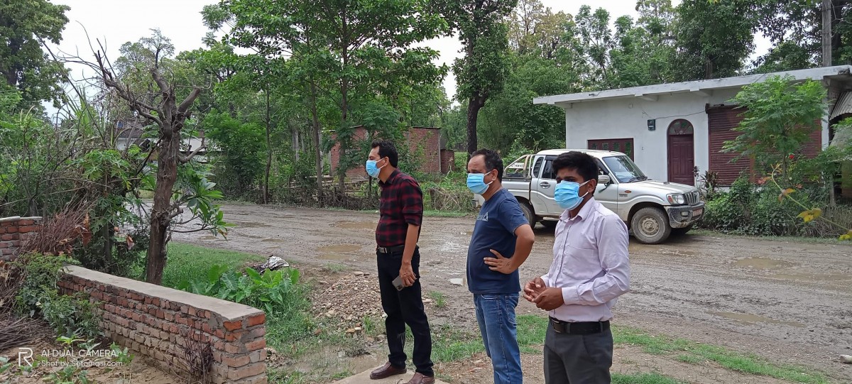 मास्क लिएर संक्रमितको घर-घरमै पुग्छन् सुनवल नगरपालिकाका मेयर थापा