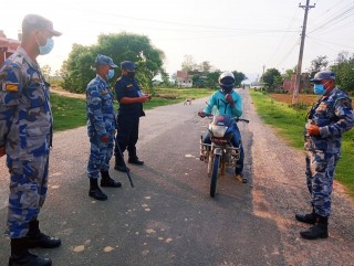 काेराेनाबारे जनतालाई सचेत गराउदै प्रहरी सडकमा