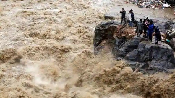 बङ्गालको शक्तिशाली चक्रवातका कारण शनिबारसम्म अत्यधिक वर्षा हुने