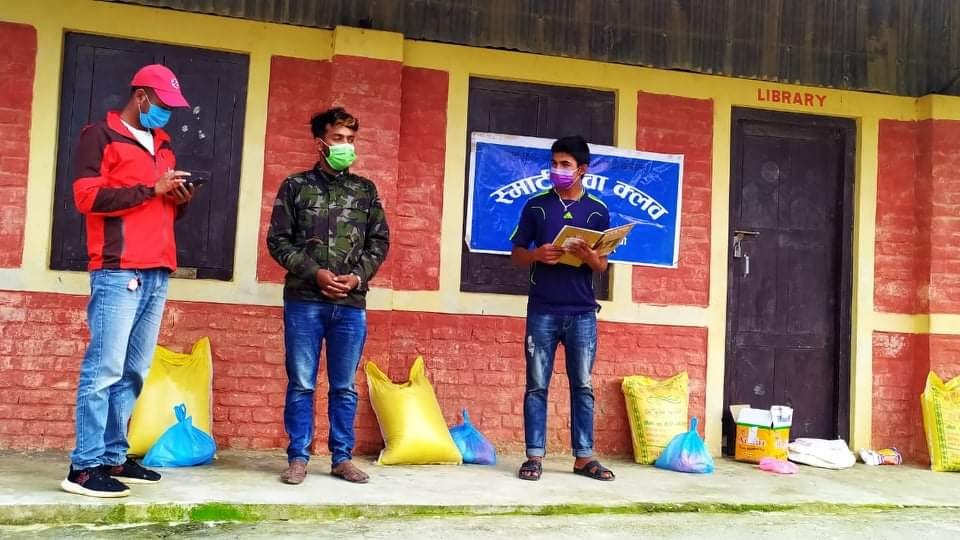 महामारीमा विपन्न र मजदुरकाे साहारा बन्दै स्मार्ट युवा क्लब 