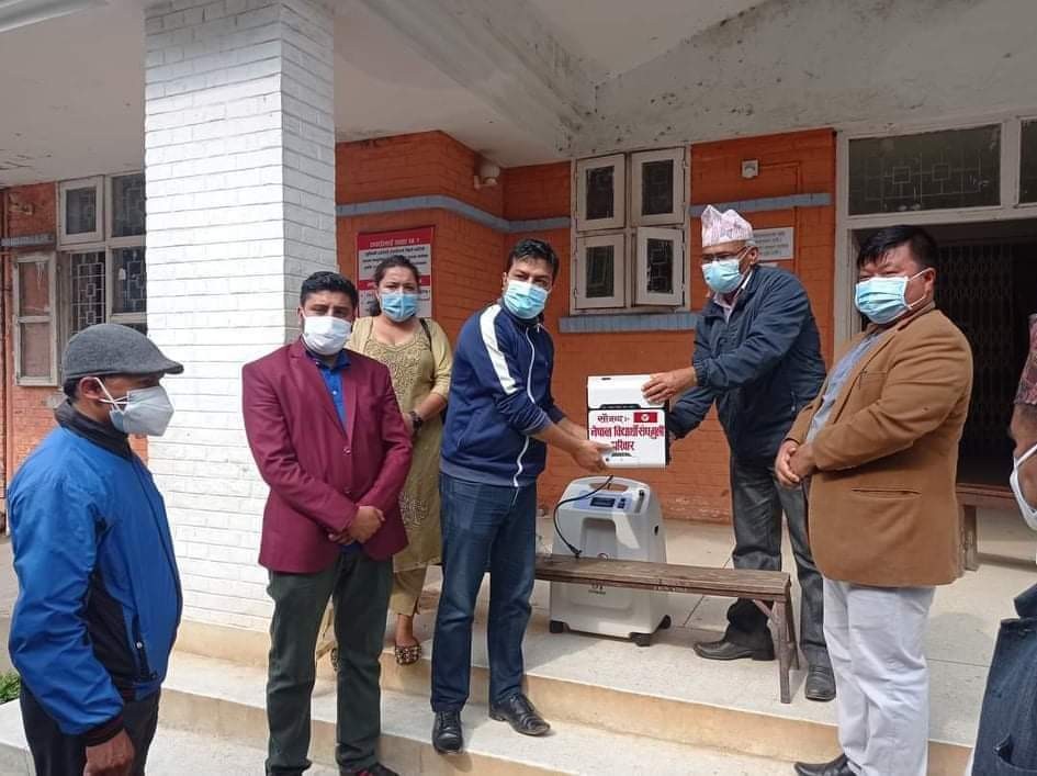 नेविसंघ गुल्मीद्वारा अस्पताललाई अक्सिजन कन्सनटेटर हस्तान्तरण 