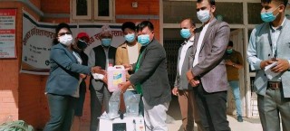 पत्रकार महासंघद्वारा अक्सिजन कन्सन्टेटर र स्वास्थ सामाग्री हस्तान्तरण 