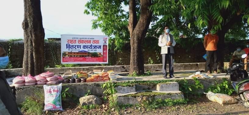 भुपु विद्यार्थीद्वारा विपन्न विद्यार्थीका अभिभावकलाई राहत वितरण