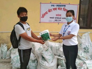 माथागढीका कृषकलाई ७५ प्रतिशत अनुदानमा धनियाँको बिउ तथा मल बितरण