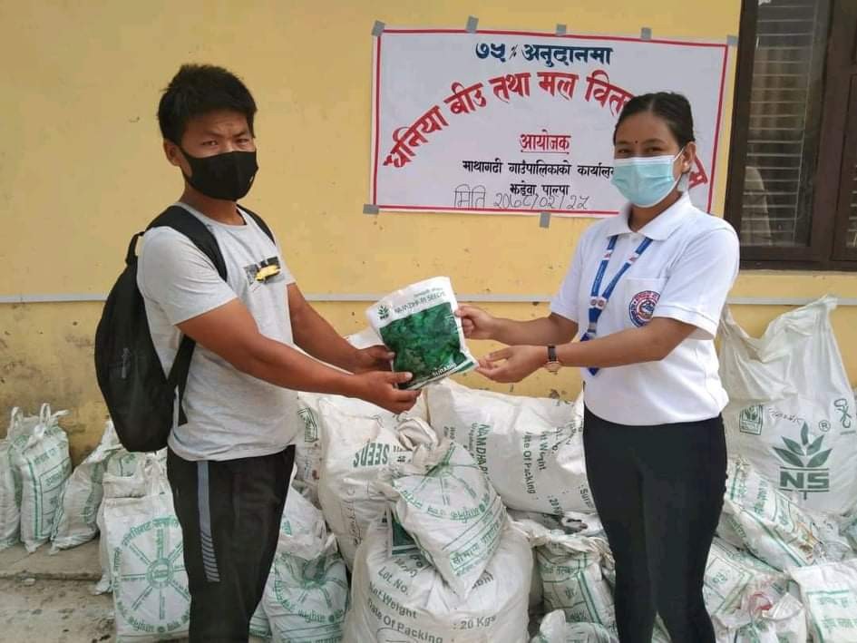 माथागढीका कृषकलाई ७५ प्रतिशत अनुदानमा धनियाँको बिउ तथा मल बितरण