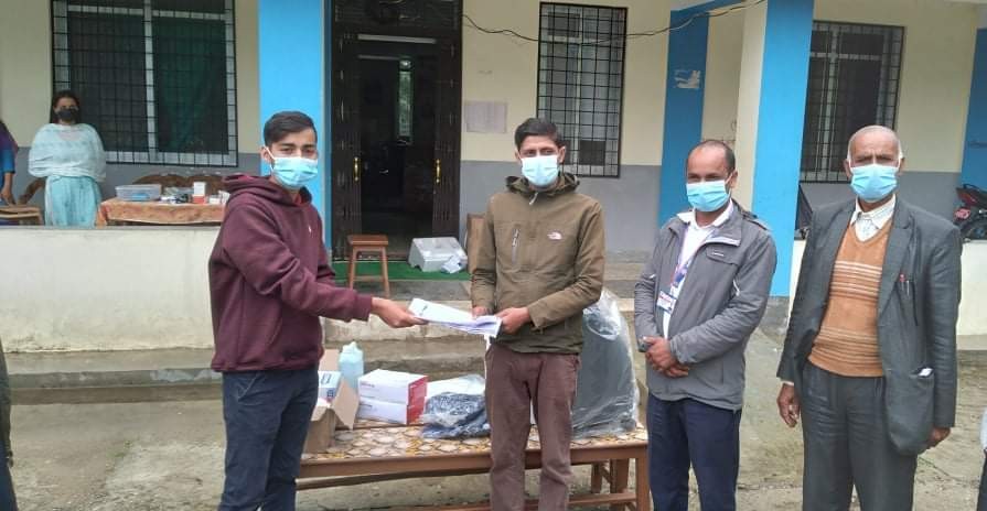 छापहिले स्वास्थ्य चौकीलाई स्वास्थ्य सामाग्री हस्तान्तरण 