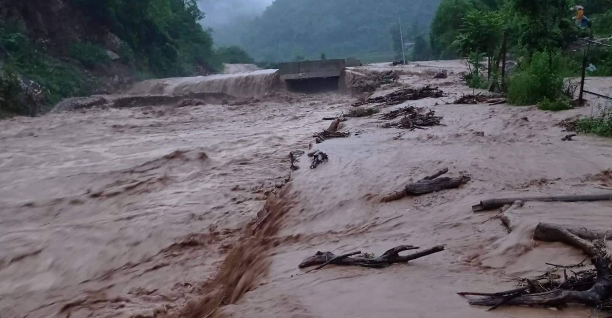 सर्देवा खोलामा ०३६ यताकै ठूलो बाढी, चौधरी सिमेन्टका संरचनामा बाढी पस्यो