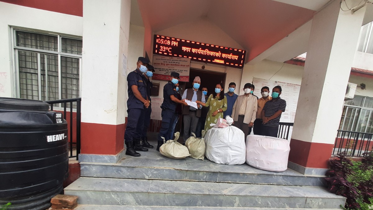 देवदह नगरपालिकाद्वारा प्रहरी चौकीलाई उद्दार सामग्री हस्तान्तरण