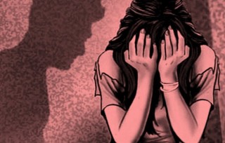 १५ बर्षिया बालिकालाई बलात्कार गरेको अभियाेगमा एक युवा पक्राउ, एक अझै  फरार