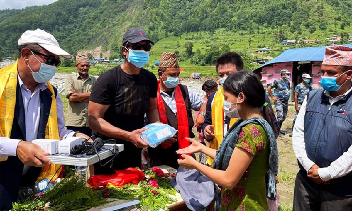 राहत बाँड्न हेलिकप्टरबाट हेलम्बु पुगे राजेश हमाल