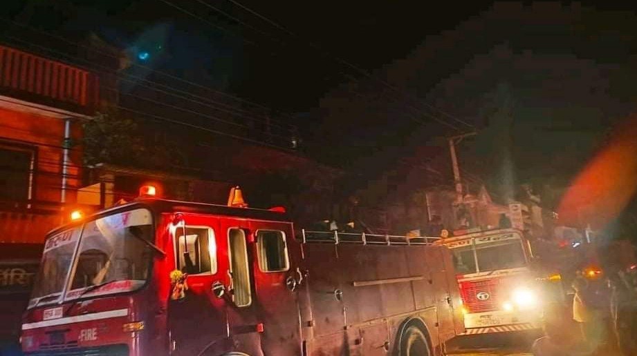 २० दमकल, सेना र प्रहरीको रातभरको प्रयासले भैरहवाको आगलागी नियन्त्रणमा, ५ करोडको क्षती 