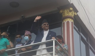 घरको बार्दलीबाट ओलीकाे सम्बाेधन, ‘माधव नेपाल गद्दार हुन्’