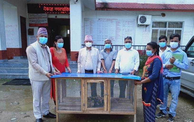 देवदहका मुसहर र गन्धर्व समूदायलाई कुखुराको चल्ला र खोर वितरण