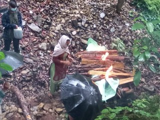 श्रीमानको आत्म-शान्तिका लागि तीन महिनाअघि गाडिएको शव निकालेर दागबत्ती दिईयो 