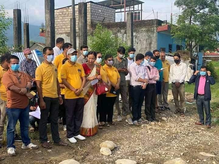 शारीरिक रुपमा अशक्त नारीको घर निर्माणमा सहयोगी बने देवदहका क्लबहरू