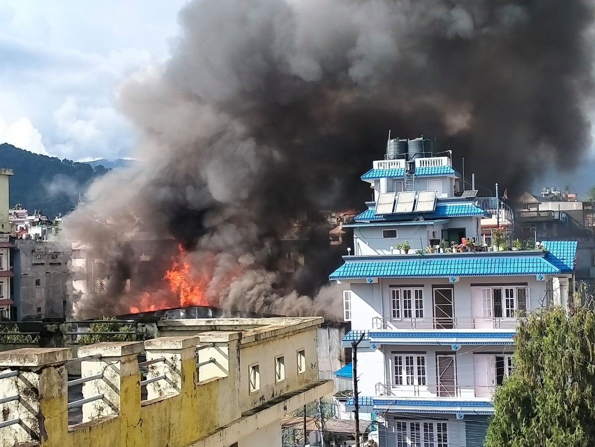 बालाजुस्थित सोफा फ्याक्ट्रीमा भीषण आगलागी, एक घण्टा पछि मात्रै आयो नियन्त्रणमा