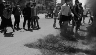 पारस समर्थकद्वारा युवराजलाई इज्जत दे भन्दै टायर बालेर सडक जाम