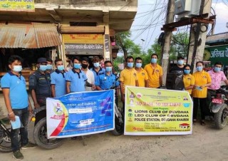 प्रहरी र स्थानीय क्लबहरुको संयोजनमा देवदहमा  निशूल्क मास्क वितरण 