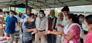 देवदहका रिक्सा व्यवसायीलाई कोरोना खोप लगाएसंगै दुध खुवाईयो 