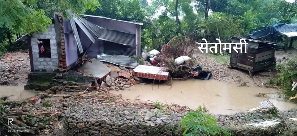 अविरल वर्षाका कारण  खोलामा आएको बाढिले सुनवलमा घर  बगायो