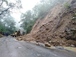 पूर्वपश्चिम राजमार्ग पूर्णरूपमा अवरुद्ध वैकल्पिक मार्गकाे प्रयाेग गर्न प्रहरीकाे अनुराेध