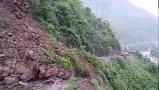दुम्किबासको दाउन्नेमा पहिरो, पुर्वपश्चिम लोकमार्ग अबरुद्ध