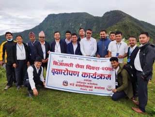 निजामती सेवा दिवसमा गुल्मीदरबारले गर्यो बृक्षारोपण, खेलकुद र दरखाने कार्यक्रम 