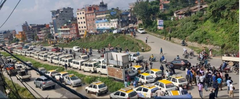 पेट्रोलियम पदार्थको मूल्य बढेको भन्दै   व्यवसायीहरु हड्तालमा