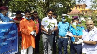 प्रहरी र सामूदायीक केन्द्रद्वारा धकधईमा बृक्षारोपण