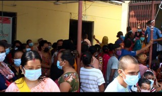 केरवानी स्वास्थ्य केन्द्रमा खोप लगाउन गएका स्थानीयले खोप नपाएपछि आक्रोशित