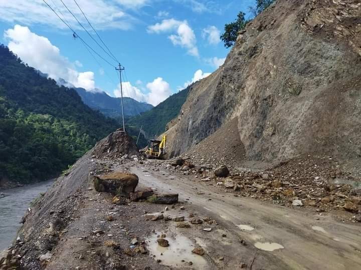 आन्तरिक पर्यटककाे राेजाईमा तीनमुखे पुल, प्रेम जोडि र टिकटक खिच्नेहरुकाे ताँती