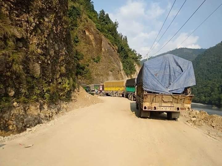 एघार दिनदेखि अवरुद्द सडक नेपाली सेनाले खोलेसंगै सत्यवतीको दुध रिडि पुग्यो