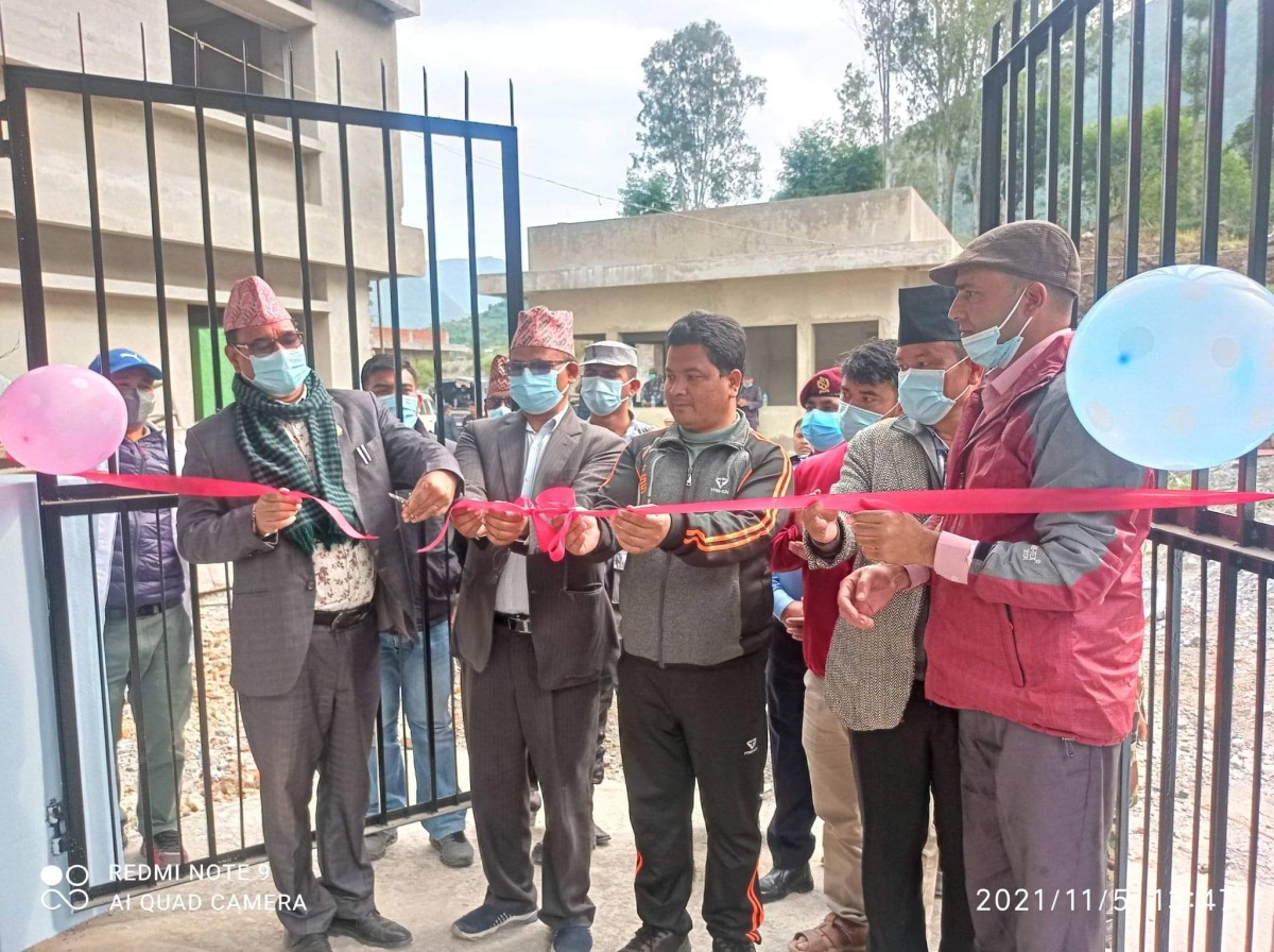 रोल्पामा बन्दै गरेको झोलुङ्गे पुलको पर्खालले पुर्दा पाँच जनाको मृत्यु