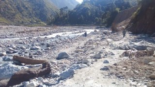पहिरोले क्षतिग्रस्त बनेका संरचनाको पुनर्निर्माणमा ढिलाइ, भिर छिचोलेर हिड्नुपर्ने बाध्यता