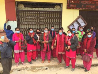 तोकिएको तलब नपाएपछि बालविकास सहजकर्ताद्वारा गाउँपालिका कार्यालयमा तालाबन्दी 