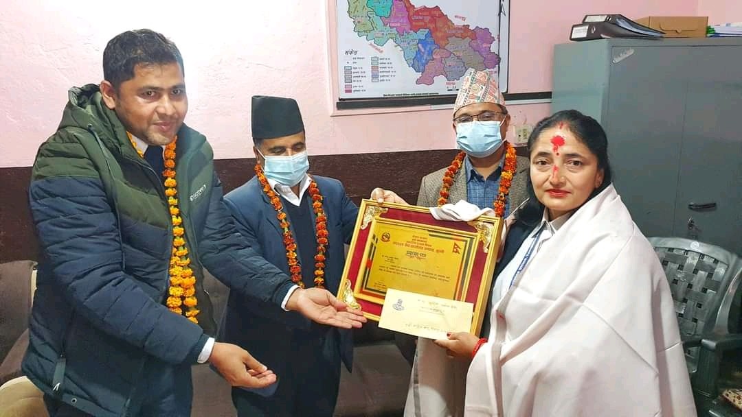 करदाता सेवा कार्यालयकाे उत्कृष्ट कर्मचारीकाे रुपमा घिमिरे सम्मानित