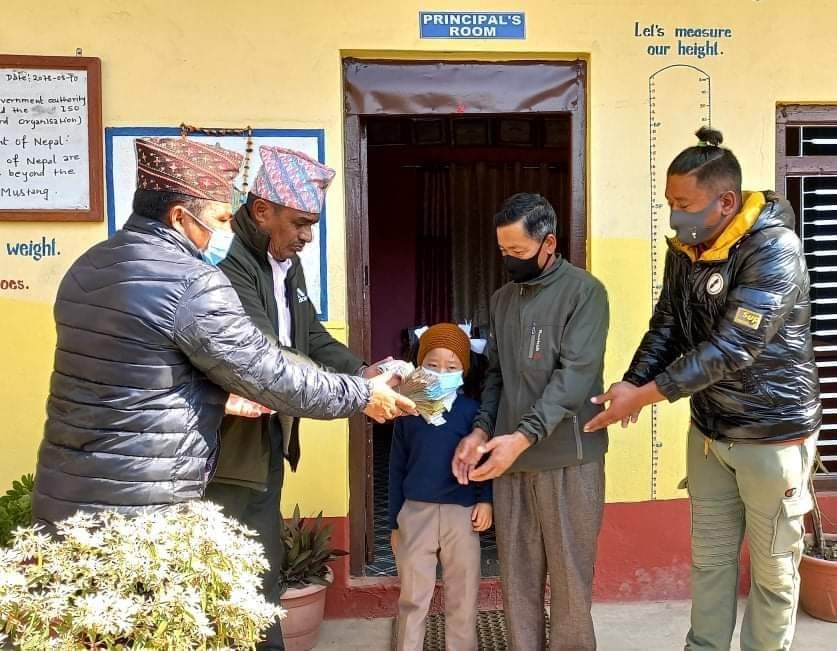 मृगौला पिडीत अभिभावकलाई रेन्बाे स्कुलका शिक्षक र विद्यार्थीकाे सहयाेग