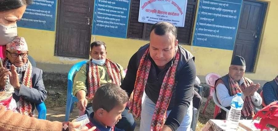 आफ्नो सम्पूर्ण पारिश्रमिक गरिव विद्यार्थीको छात्रबृत्तिमा खर्चिने मनकारी वडाध्यक्ष
