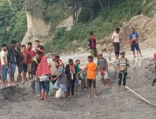 मजदुरहरुकाे पीडा: कालिगण्डकीकाे बगर हेरेरै कट्छ दिन