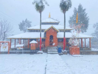 गुल्मीको  धार्मिक स्थल रेसुङ्गामा हिमपात, हिमपात भएसङ्गै चिसो बढ्यो